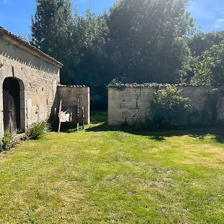 La Batisse Chalou Hébergement de vacances *
